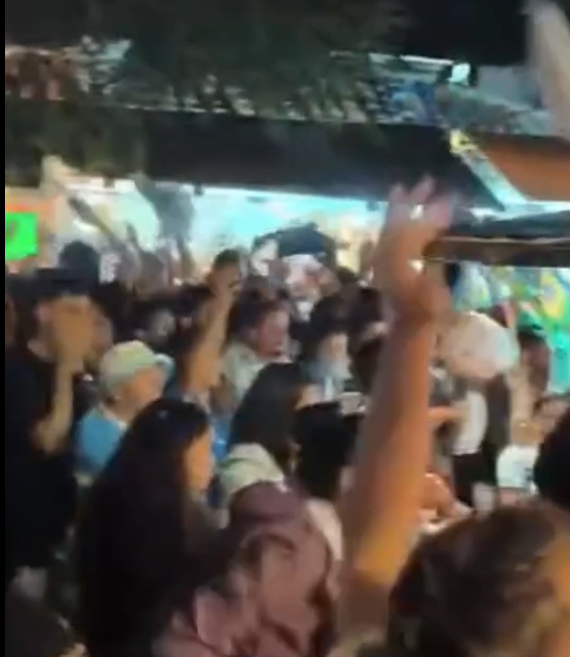 Torcedores argentinos comemoram a classificação da Argentina para a final da Copa do Mundo no Centro de Búzios.