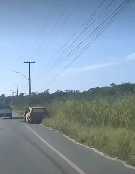 Trecho da rodovia estadual em Cabo Frio que segue sem manutenção após denúncia publicada pela Prensa de Babel.