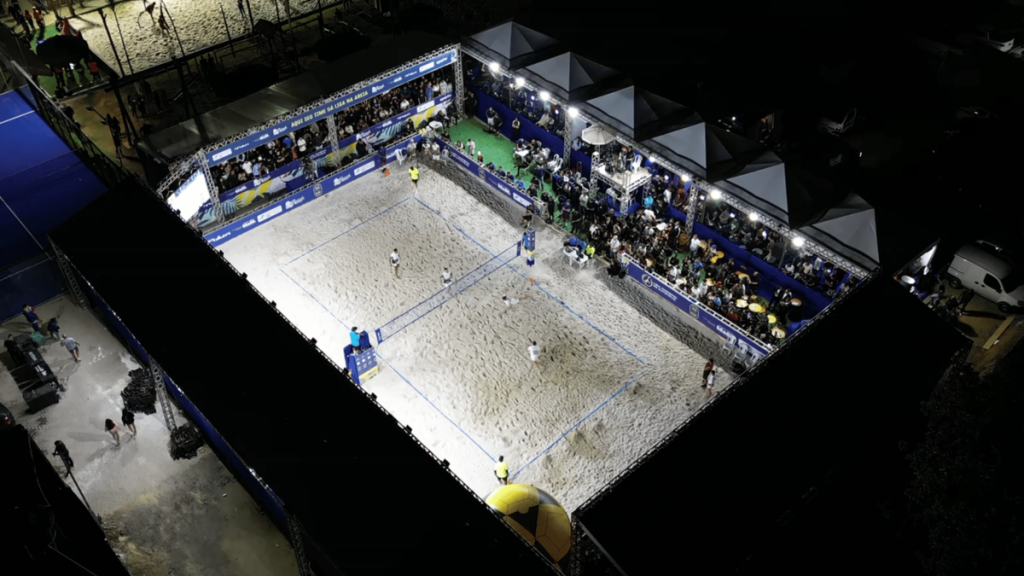 Arena montada no Parque Nanci para a abertura da Liga Nacional de Futevôlei 2026.