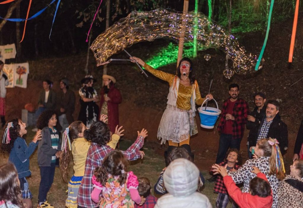 Público participa do Arraiá dos Espindolas em Bananeiras, distrito de Silva Jardim, durante evento que reúne música, natureza e tradições juninas.