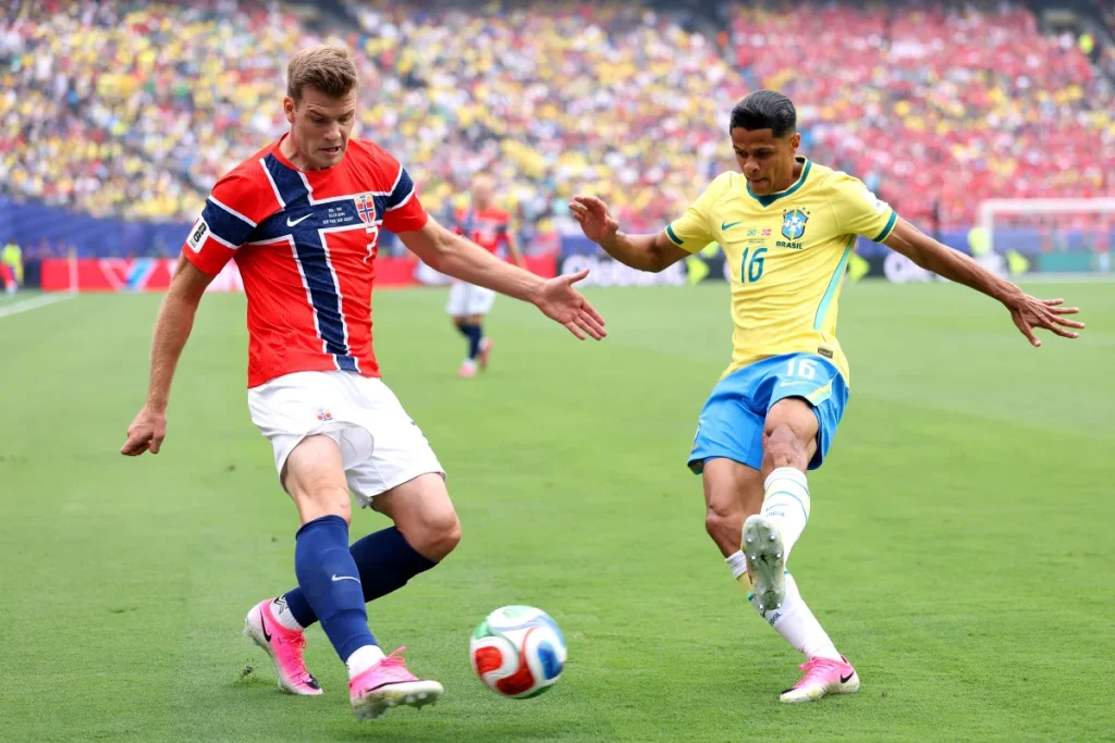 Erling Haaland comemora um dos gols da vitória da Noruega sobre o Brasil nas oitavas de final da Copa do Mundo de 2026.