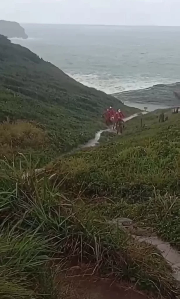 Equipes da Guarda-Vidas e do Corpo de Bombeiros realizam o resgate de turistas na Ponta da Lagoinha, em Búzios, após acidente durante a ressaca