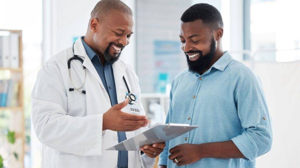 Homem realiza consulta médica durante atendimento preventivo em unidade de saúde.
