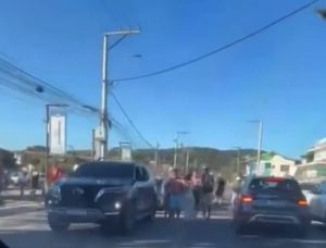 Vídeo mostra dois homens brigando no trânsito em frente ao Porto da Barra em Búzios