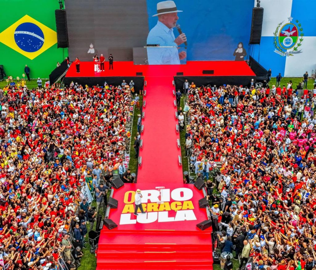 Lula e Eduardo Paes durante ato de campanha no Estádio de Moça Bonita, em Bangu