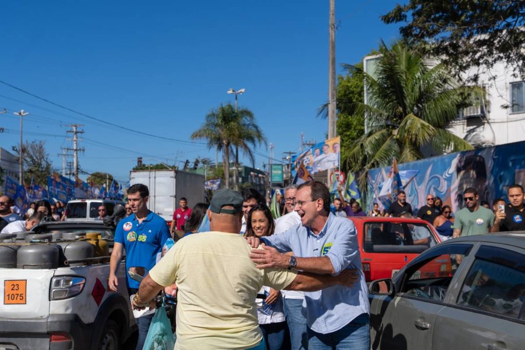 Eduardo Paes durante agenda de campanha na Região dos Lagos