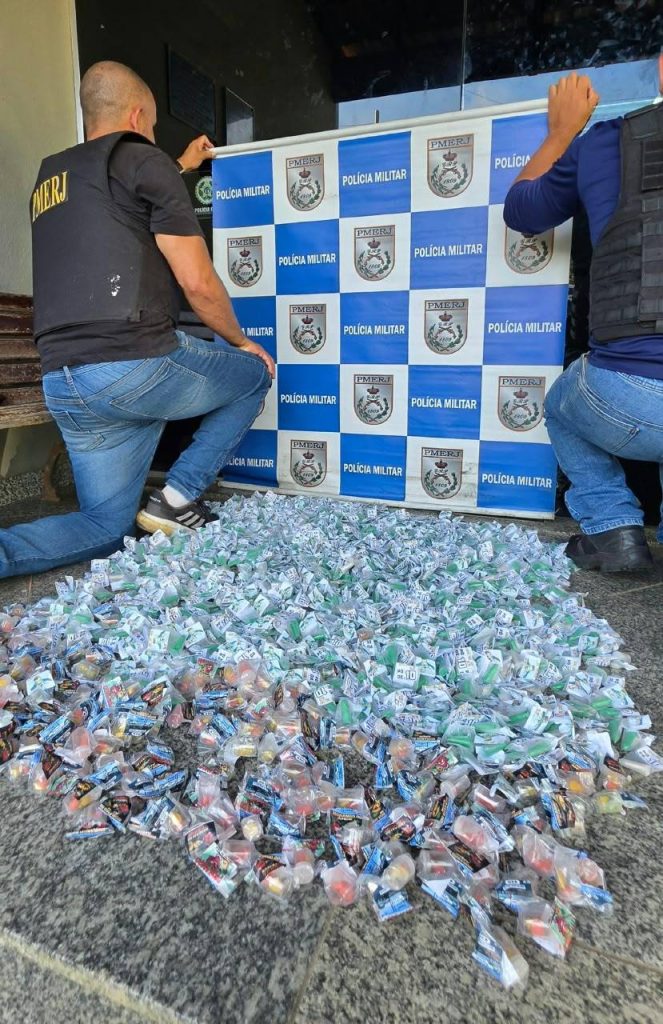 Drogas apreendidas pela Polícia Militar durante operação na Brava, em Búzios.