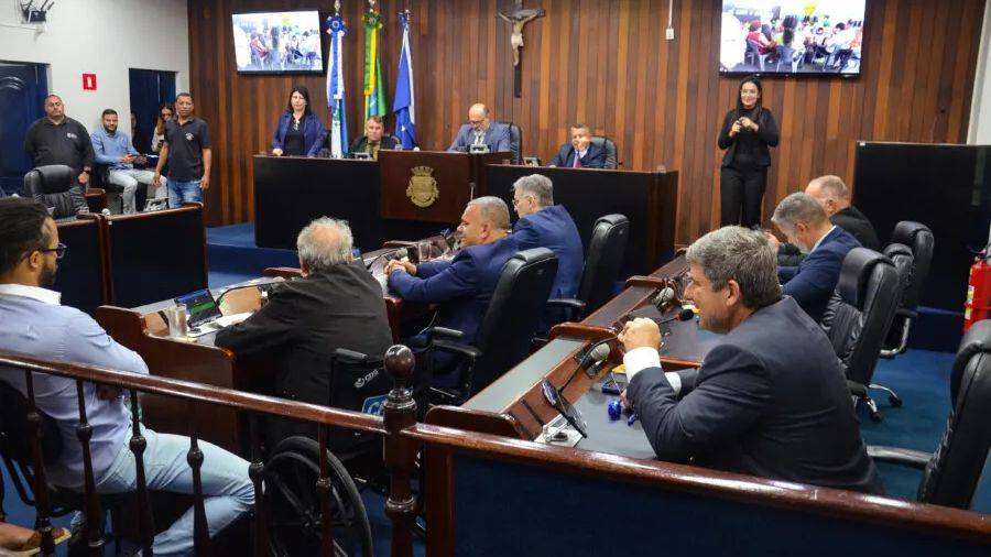 Vereadores de Cabo Frio durante discussão sobre acesso ao canabidiol pela rede pública