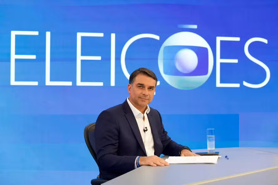 Flávio Bolsonaro durante entrevista ao Jornal Nacional na série com candidatos à Presidência nas eleições de 2026.