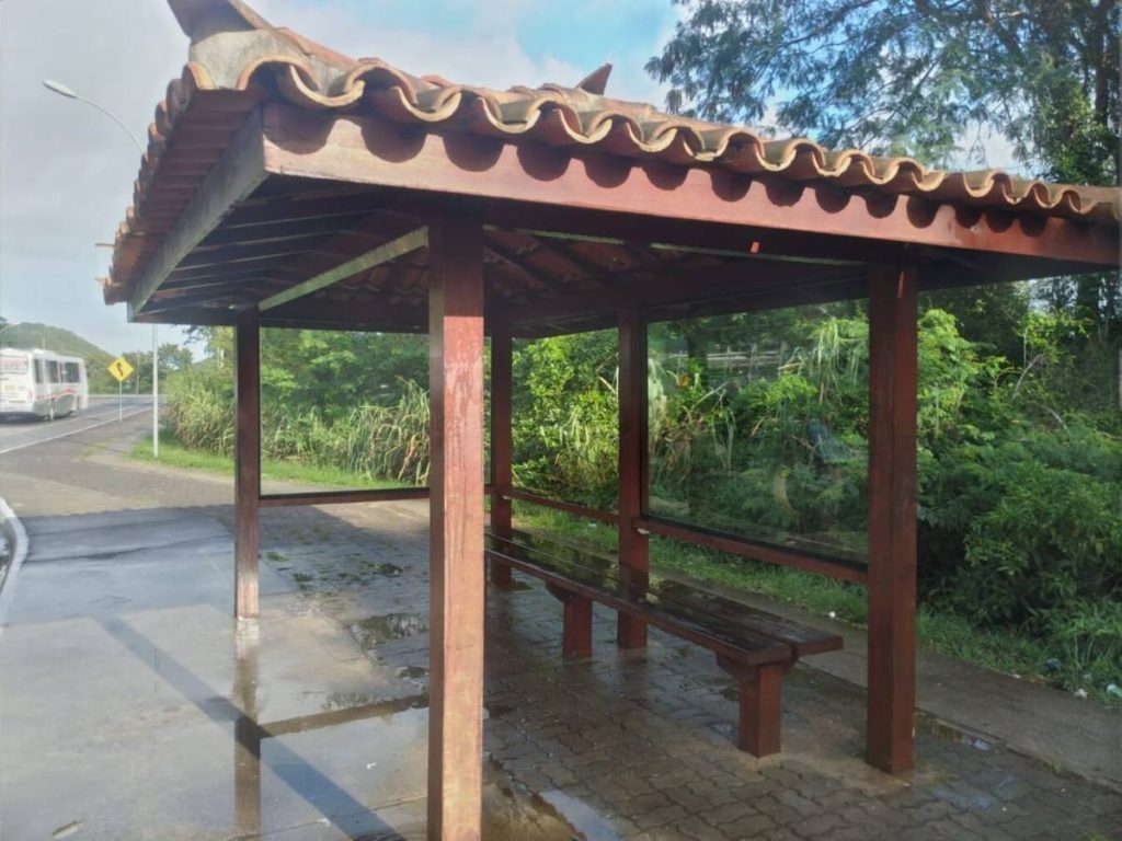 Ponto de ônibus em Búzios