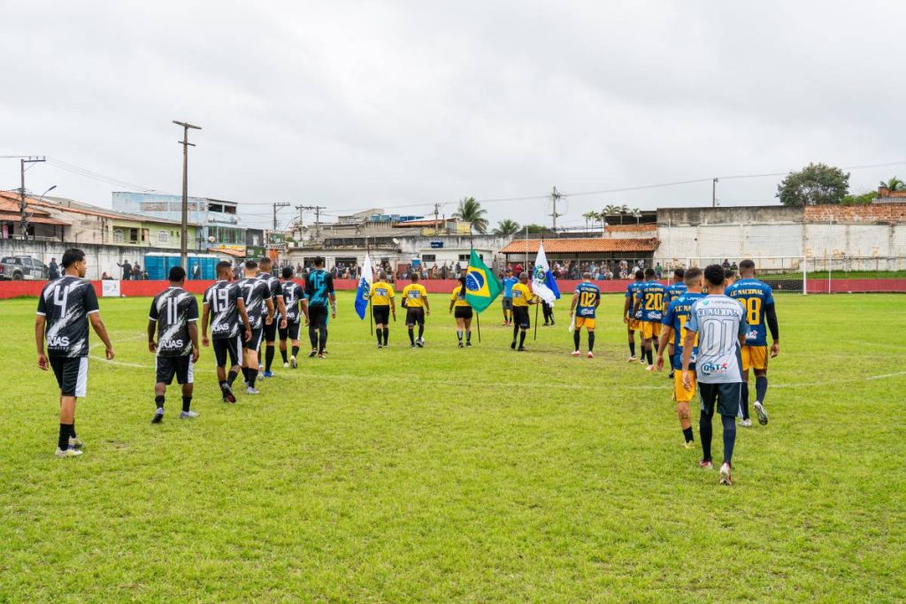 Jogadores participam da abertura do Campeonato Municipal de Futebol de São Pedro da Aldeia