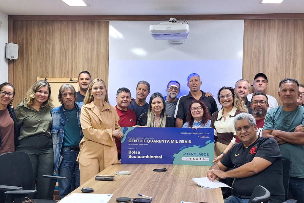 Representantes de associações de pescadores durante entrega da Bolsa Socioambiental da Prolagos