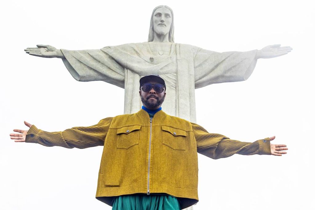 Will.i.am durante visita ao Cristo Redentor, no Rio de Janeiro.