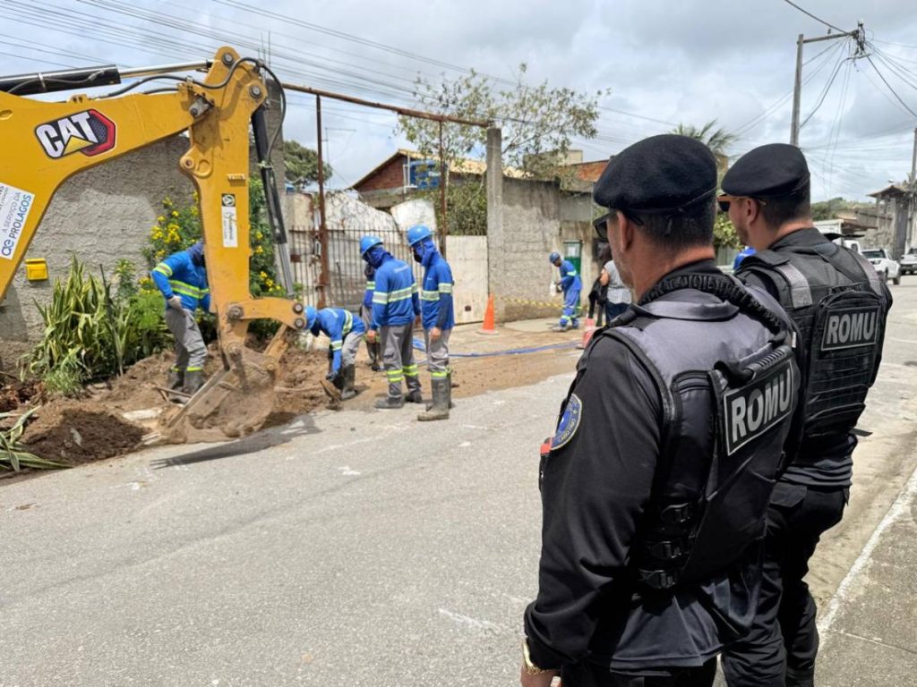 Equipes durante operação contra ligações clandestinas usadas para abastecer caminhões-pipa na Reserva do Peró, em Cabo Frio.