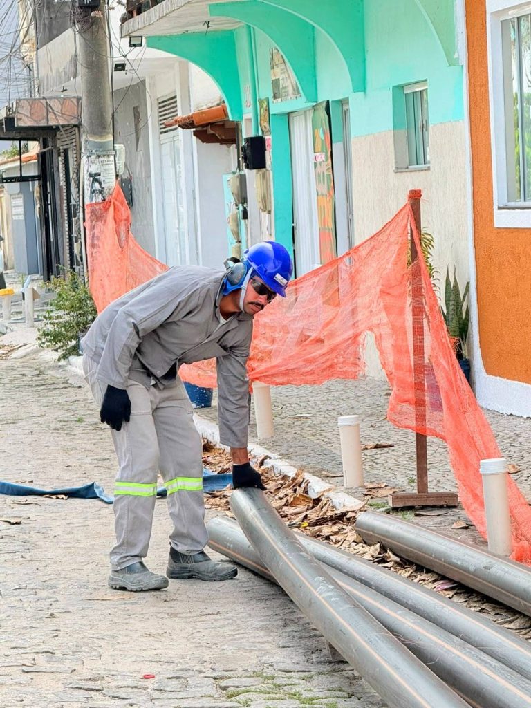 Obras de ampliação do sistema de esgotamento sanitário no bairro Palmeiras, em Cabo Frio