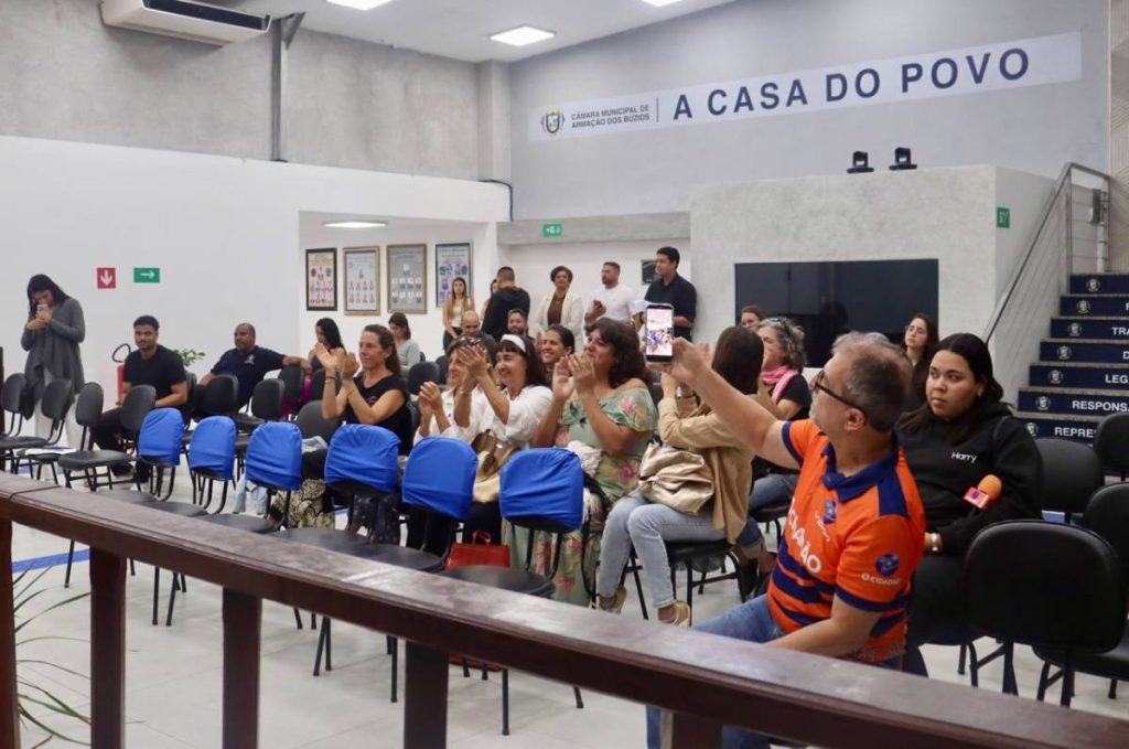 Sessão da Câmara Municipal de Búzios durante votação de emenda sobre práticas integrativas em saúde