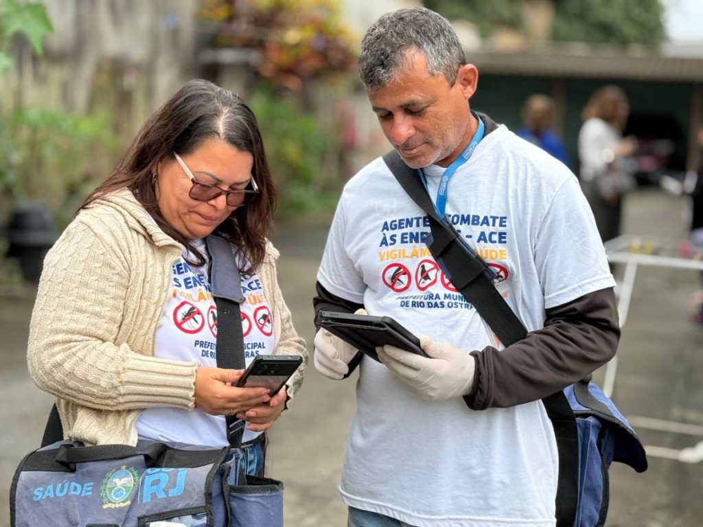 Agente de Combate às Endemias utiliza tablet durante trabalho da Vigilância Ambiental de Rio das Ostras