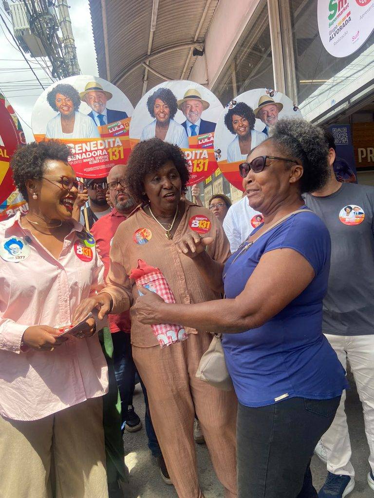 Benedita da Silva durante atividade pública; candidata ao Senado cumpre agenda de campanha em Búzios nesta sexta-feira.