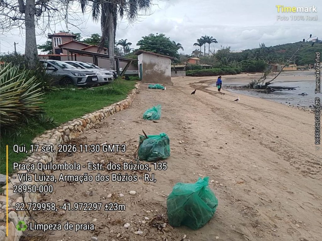 Limpeza semanal promovida pela Amanrasa e custeada pelos associados recolheu cerca de duas toneladas de resíduos nas praias de Manguinhos e Rasa. Foto: Divulgação AmanRasa