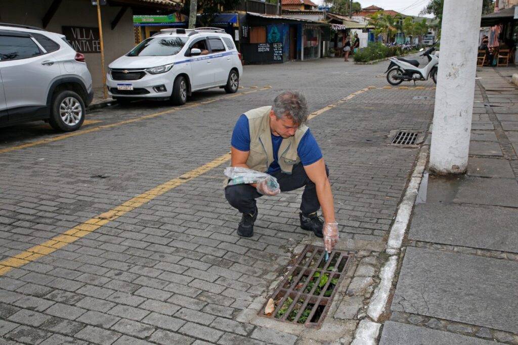 Agente de Controle de Endemias durante ação contra roedores na Praça Santos Dumont, no Centro de Búzios.