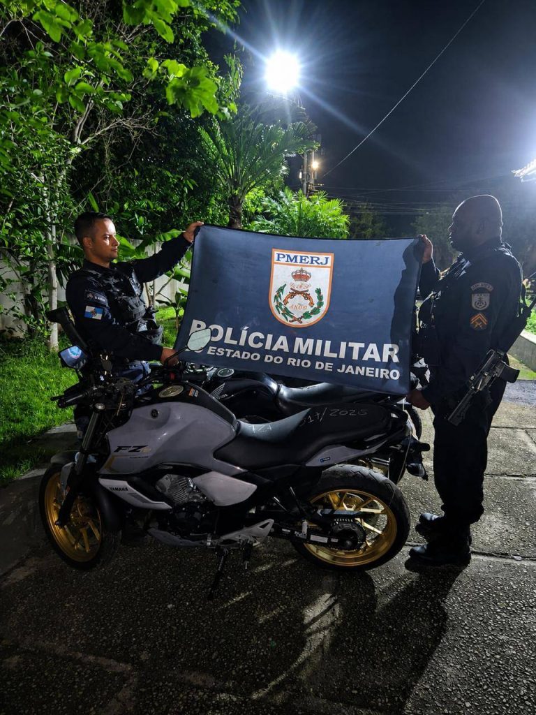 Motocicleta apreendida pela Polícia Militar após abordagem realizada em Búzios.