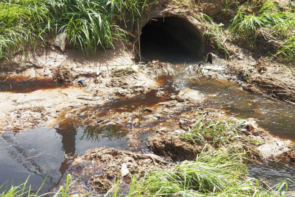 Lagoa utilizada para armazenamento de chorume em aterro sanitário no Estado do Rio de Janeiro.
