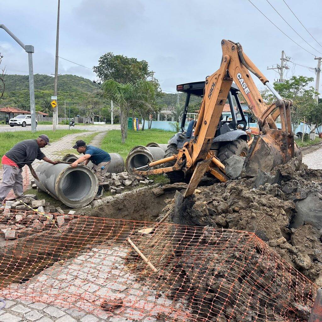 Obras de implantação da rede auxiliar de drenagem no Loteamento Águas Claras, no bairro São José, em Búzios.