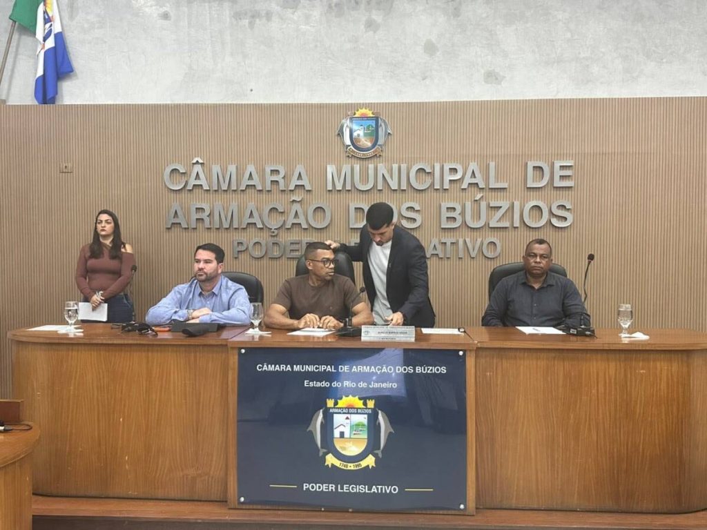 Apresentação do balanço da rede municipal de Saúde de Búzios durante audiência pública na Câmara.