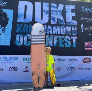 Filha de Phil Rajzman volta a campeonato infantil de surfe no Havaí aos 6 anos