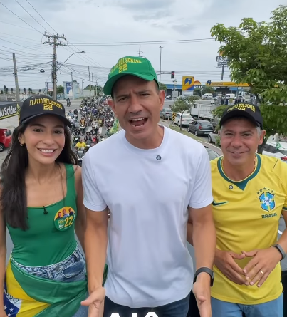 Douglas Ruas participa de carreata política em Cabo Frio ao lado de Dr. Serginho e Dra. Gabriela durante campanha de Flávio Bolsonaro.