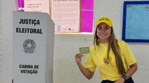 Dani Martins vota em Búzios e busca levar representação do município à Alerj