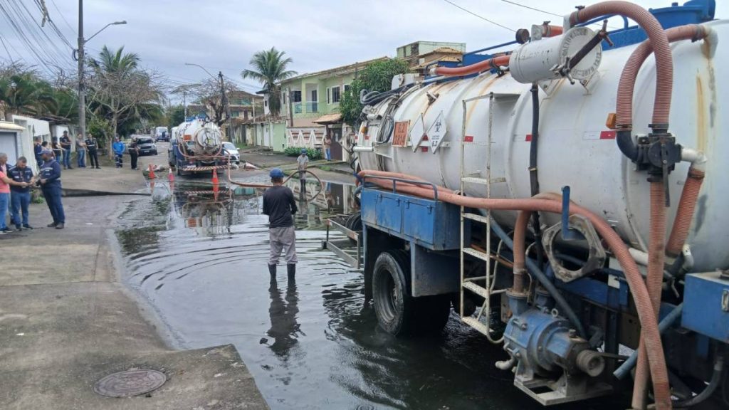Operação realizada na Rua Cachoeiras de Macacu após extravasamento de esgoto no Recreio, em Rio das Ostras