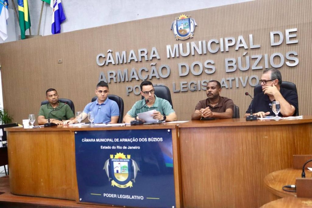 Audiência pública na Câmara Municipal de Búzios sobre planejamento da alta temporada, mobilidade urbana e limpeza pública.