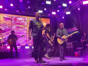 Biquini Cavadão encerra o MPBúzios com público cantando sucessos que marcaram os 40 anos da banda