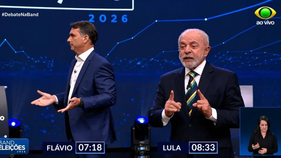 Lula e Flávio Bolsonaro durante debate presidencial da Band, realizado em 18 de outubro de 2026.