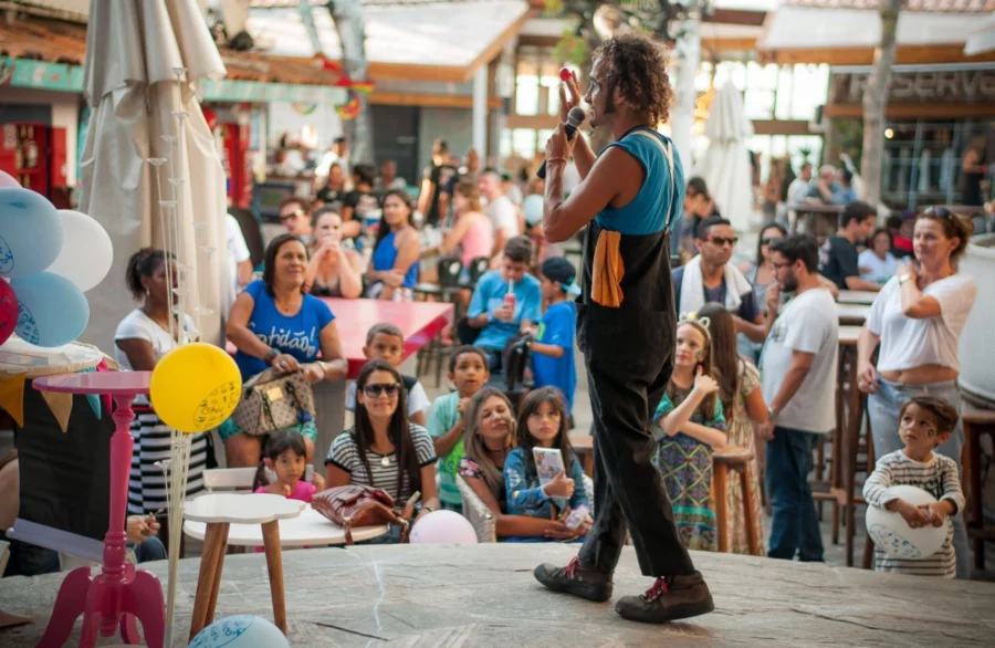 Programação de Dia das Crianças no Chez Michou, na Rua das Pedras, em Búzios.