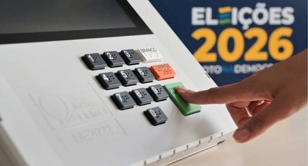 Eleitores utilizam urna eletrônica no segundo turno das eleições de 2026, com transporte público gratuito em Búzios e Região dos Lagos.