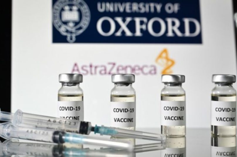 Frascos e seringas da vacina de Oxford. Imagem: Justin Tallis/AFP