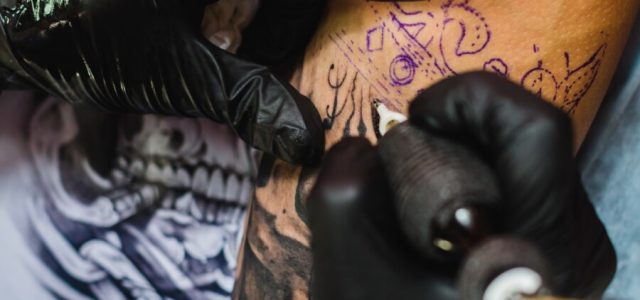 Tatuagens podem ser realizadas com diferentes técnicas