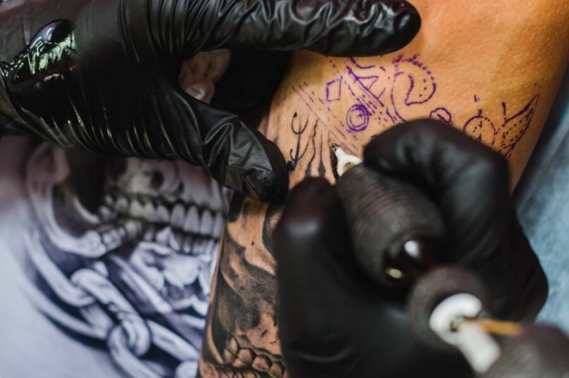 Tatuagens podem ser realizadas com diferentes técnicas