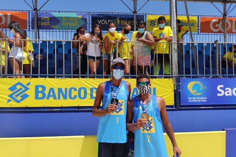A dupla João Vitor e Matheus Cordeiro conquistam o terceiro lugar no pódio. | Imagem: Reprodução