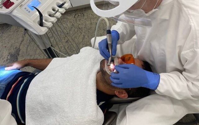 Facetas e coroas de porcelana revitalizam a estética dental