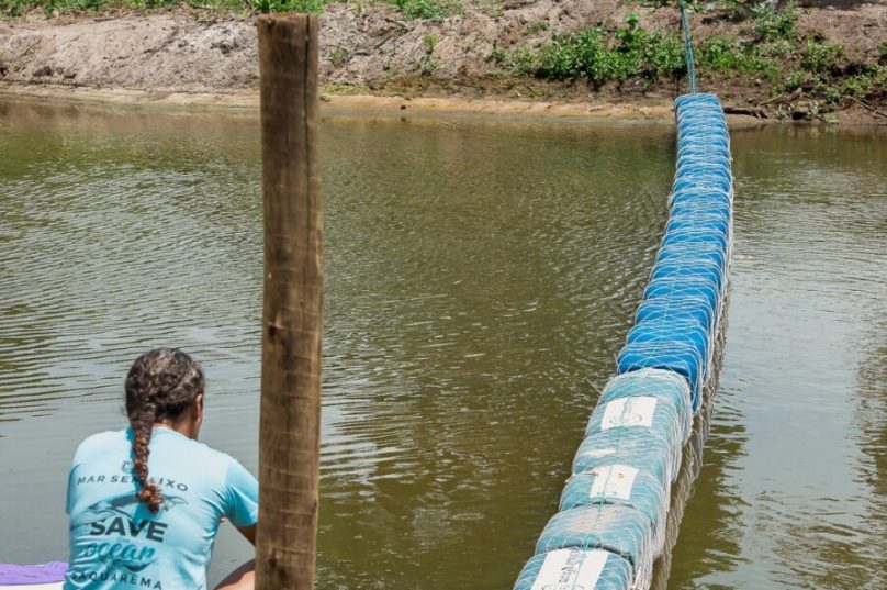 Instalação da Ecobarreira / Créditos: Projeto Mar Sem Lixo