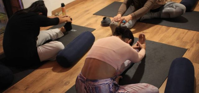Aulão de yoga gratuito para mulheres acontece nesta sexta-feira (6) em Manguinhos, Búzios, com foco em autoconhecimento e bem-estar / foto divulgação