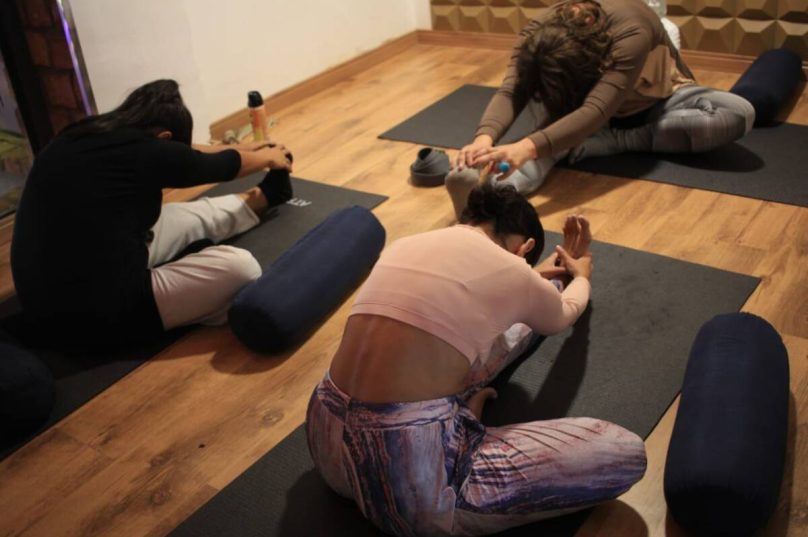 Aulão de yoga gratuito para mulheres acontece nesta sexta-feira (6) em Manguinhos, Búzios, com foco em autoconhecimento e bem-estar / foto divulgação