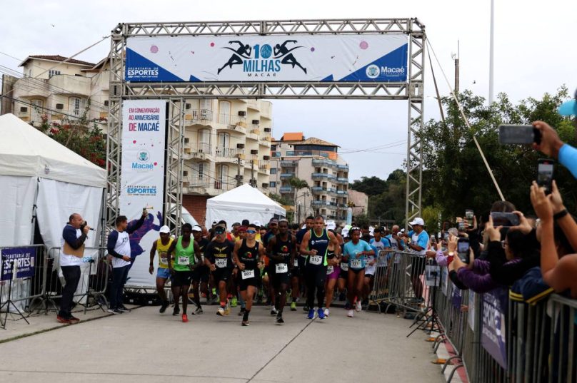 Corredores participam da prova 10 Milhas Macaé na orla da Praia de Imbetiba.