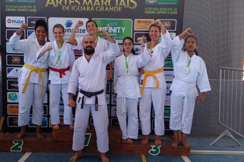 Três dos seis competidores subiram ao pódio. Imagem: Karatê Shotokan Búzios