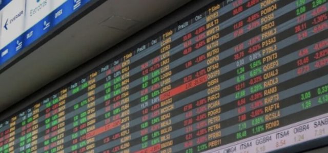 Ibovespa atinge 136 mil pontos e bate recorde histórico