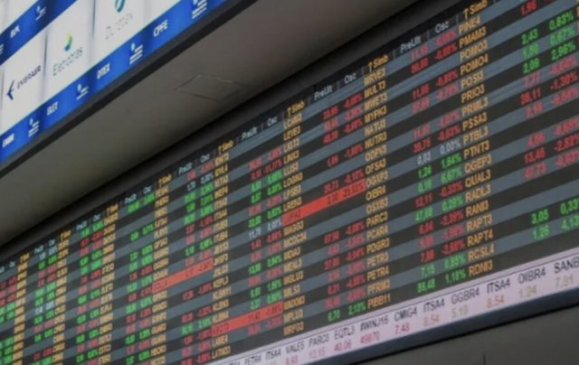 Ibovespa atinge 136 mil pontos e bate recorde histórico