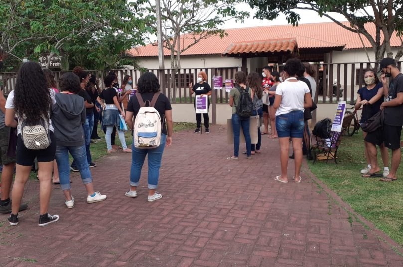 Os alunos aguardaram o resultado da reunião do lado de fora do Colégio, após terem a entrada barrada. Imagem: Prensa de Babel
